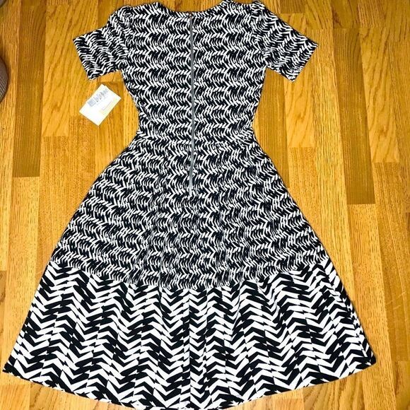 Beautiful LuLaRoe Amelia Dress - Picture 9 of 10